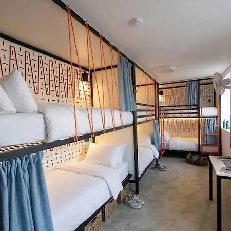 Hi - La Caserne Hostel *