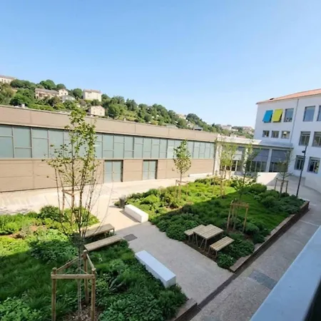 Hi - La Caserne Hostel *