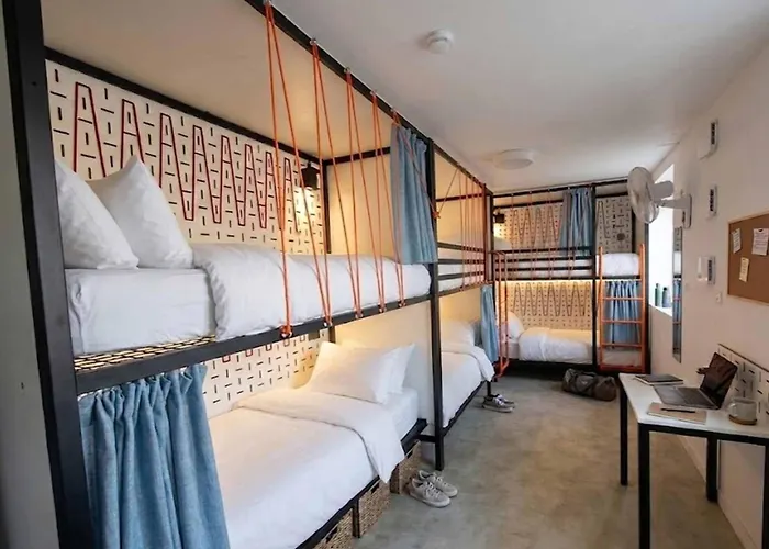 Hi - La Caserne Hostel *