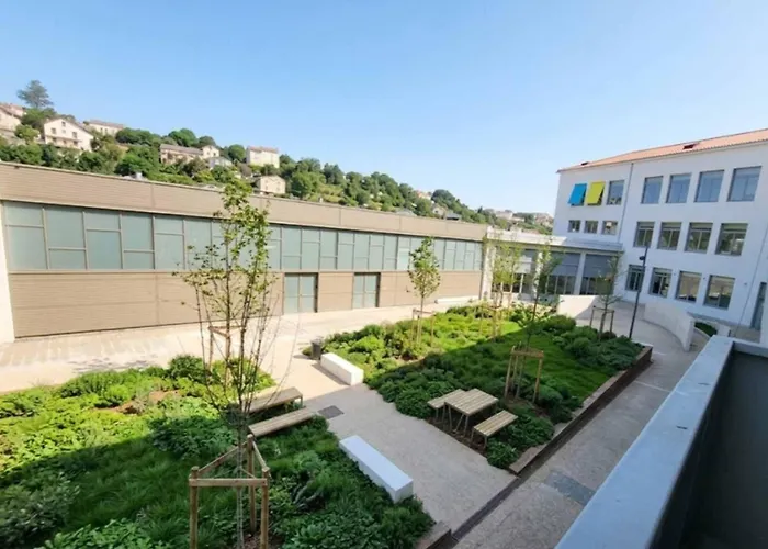 Hi - La Caserne Hostel *